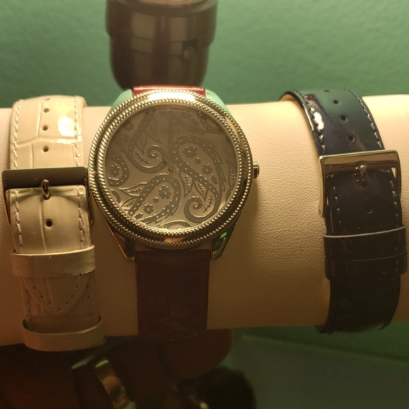 NWOT Guess watch - Picture 4 of 4